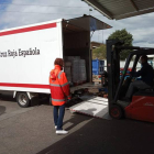 Un camión de Cruz Roja España repartiendo alimentos a la población vulnerabe. JORGE VARAS