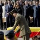 El Príncipe Felipe impone la medalla al mérito militar con distintivo rojo a los dos fallecidos