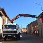 La empresa adjudicataria trabaja estos días en renovar el alumbrado de Algadefe. MEDINA