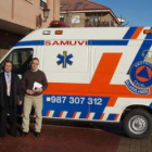 El concejal de Seguridad (a la derecha) recibió ayer la ambulancia para Protección Civil