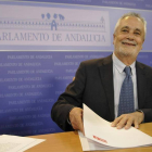 El expresidente de la Junta de Andalucía José Antonio Griñán, durante la comparecencia ante la prensa, ayer.