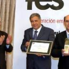 Pedro Bermejo, Martín Aguado y el empresario Eduardo Pérez, con el premio «José María Antona»