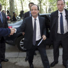 El presidente electo de Francia, François Hollande, llega a la sede socialista en París.