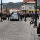 Voluntarios de Protección Civil y de la Policía Local escoltaron al coche fúnebre hasta el templo.