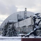 El gigantesco sarcófago que cubre desde ayer el reactor de Chernóbil treinta años después del accidente. SERGEY DOLZHENKO