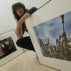 El fotógrafo J. M. López, durante el montaje de la exposición