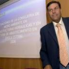 El consejero de Medio Ambiente, Fernández Carriedo, durante su comparecencia ayer ante los medios