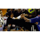 El extremo Álvaro Cabanas lanza el balón sobre la portería defendida por el meta Dejan Vasic.