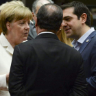 Merkel, Hollande, de espaldas, y Tsipras, en el día de ayer.