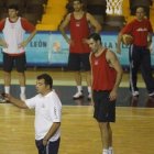De Grado dirige al equipo en una sesión de esta semana.
