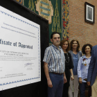 El decano y el rector, con el resto del equipo de la Facultad de Veterinaria y una réplica de la acreditación. JESÚS F. SALVADORES