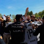 Ultras hacen el saludo fascista ante la puerta de entrada del cementerio de San Isidro. ZIPI