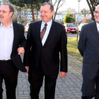 Fernando Rey, Secundino Llorente y Jesús Víctor Díez, entrando al instituto Lancia. RAMIRO