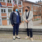 Cristina López Voces y Samuel Folgueral, ayer frente al colegio Navaliegos. CFC