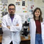 Saúl Blanco y María Borrego-Ramos en el Laboratorio de Diatomología de la Universidad de León. ULE