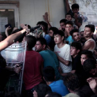 La policía helena carga contra los inmigrantes que esperan para registrarse en el puerto de Mitelene, en la isla de Lesbos.