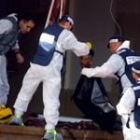 Agentes israelíes introducen en una bolsa la cabeza del joven kamikace palestino