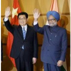 Los presidentes de China, Hu Jintao, e India, Manmohan Singh en el G8