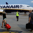 Pasajeros de Ryanair trasladando el equipaje a la aeronave.