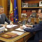 El Rey Felipe VI y el presidente del Gobierno, Mariano Rajoy, durante el habitual despacho semanal, que mantuvieron días atrás y durante el que trataron la situación en Cataluña tras la resolución independentista aprobada por el Parlamento autonómico.