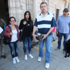 Propietarios de perros antes de la entrega de las firmas. L. DE LA MATA