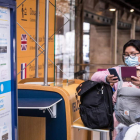 Una mujer con el pasaporte de la UE en la mano antes de embarcar en el Eurostar. CHRISTOPHE PETIT TESSON