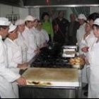 Los alumnos elaborando los pinchos de la clausura del curso