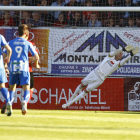 Javi Navarro y Máyor observan cómo el meta Nauzet desbarata una de las pocas ocasiones de gol de la Deportiva.