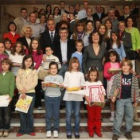 Francisco Fernández, Javier Menéndez de Aleco y varios concejales, con los niños.