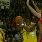 Onyekwe intenta una entrada a canasta ante la oposición de dos rivales
