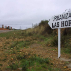 Cartel de la urbanización «Las Horcas» en Villasinta de Torío.