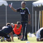 José Mourinho, en el centro, durante en un entrenamiento del equipo merengue.