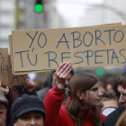 Participantes en la manifestación celebrada ayer contra la ley del aborto.