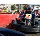 Samuel Folgueral no dudó en demostrar sus habilidades al volante de un kart