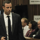El atleta paralímpico Oscar Pistorius asiste a su juicio en el Tribunal Supremo en Pretoria (Sudáfrica)