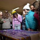 Alumnos del centro en la elaboración de las pulserase  PLANILLO