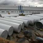 Las bases de las torres, almacenadas en el parque de una factoría de Comonor en el polígono de La Ll