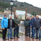 Las autoridades municipales posan ante un cartel temático de la ruta bélica.