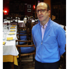 Alejandro Fernández en el comedor de su restaurante.