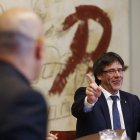 Puigdemont, junto al consejero de Asuntos Exteriores, Raül Romeva. ALEJANDRO GARCÍA