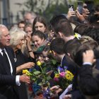 El rey Carlos III y la reina Camilla, ayer, en Belfast. MARK MARLOW