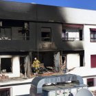 Los bomberos en la vivienda donde tuvo lugar la explosión. I. VALDÉS