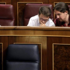 Pablo Iglesias e Íñigo Errejón conversan durante el pleno del Congreso.