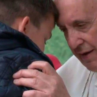 El Papa consuela a Emanuele.