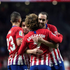 Los goles de Godín y Griezmann dieron el triunfo al Atlético. R. J.