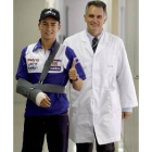 Pedrosa, a la salida del hospital donde fue intervenido de su brazo