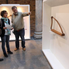 Juan Vázquez, Susana Téllez y Miguel Fariña, durante la presentación de la muestra en el Museo del Bierzo.