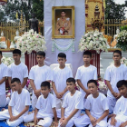 Los componentes del equipo de fútbol rescatados de la cueva Tham Luang, en el templo donde se ordenarán monjes budistas /