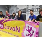 Representantes de asociaciones juveniles junto a Marta Mejías, en el centro de la foto, en la presentación del evento. SARA CAMPOS