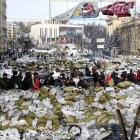 Manifestantes en una barricada durante otra jornada de protestas en Kiev.